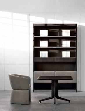 Шкаф книжный