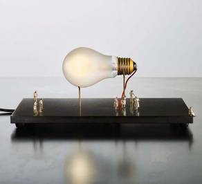Светильник  настольный  (Настольная лампа) Ingo Maurer I Ricchi Poveri - Monument for a Bulb, IRPMfaB10